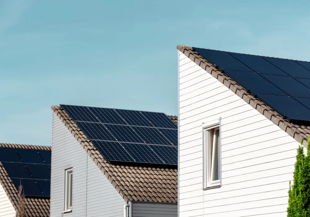 Eine Reihe von Hausdächern mit Solarpanels