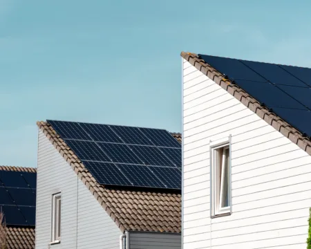 Eine Reihe von Hausdächern mit Solarpanels