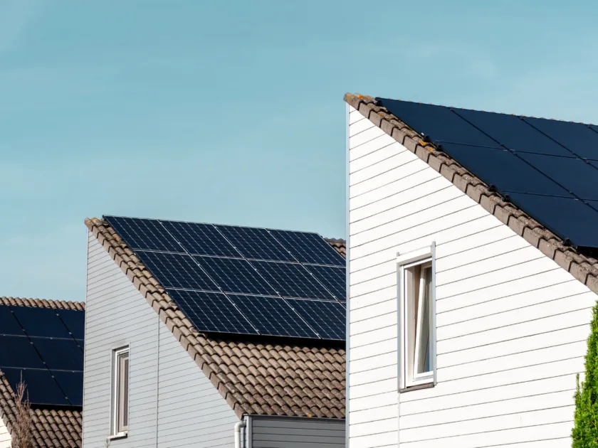 Eine Reihe von Hausdächern mit Solarpanels