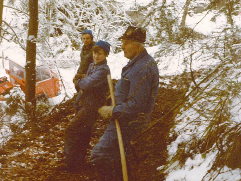Ferdi mit Vater und Grossvater bei der Arbeit im Wald