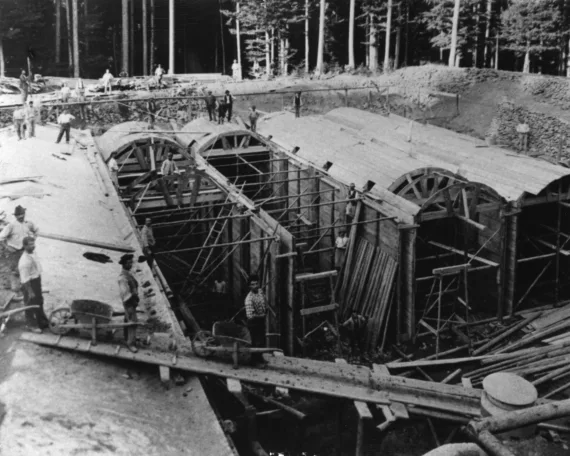 Bau des ersten Wasserreservoirs am Sonnenberg (1874):
Durch die hohe Lage des Reservoirs am Sonnenberg entstand genügend Druck in den Leitungen, um auch die Hanglagen der Stadt mit Wasser zu versorgen. Quelle: Stadtarchiv Luzern (F2a/ENERGIE+WASSER/07:02)