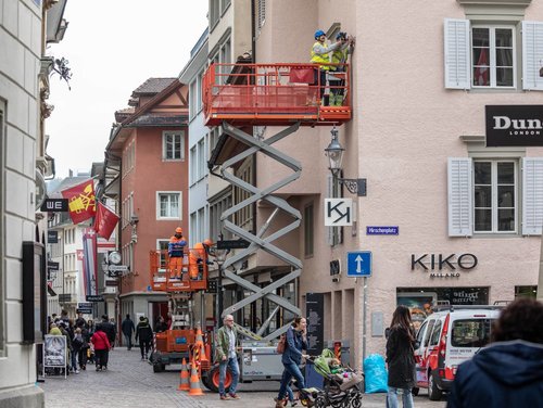Josef und Beat Zumbuehl pruefen in der Altstadt Luzern die Sicherheitshaken der Weihnachtsbeleuchtung. Die Haken an den Altstadthaeusern muessen eine Belastung von 5 Tonnen aushalten.
