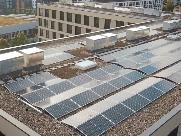 Solaranlagen auf dem Dach der Überbauung MOYO