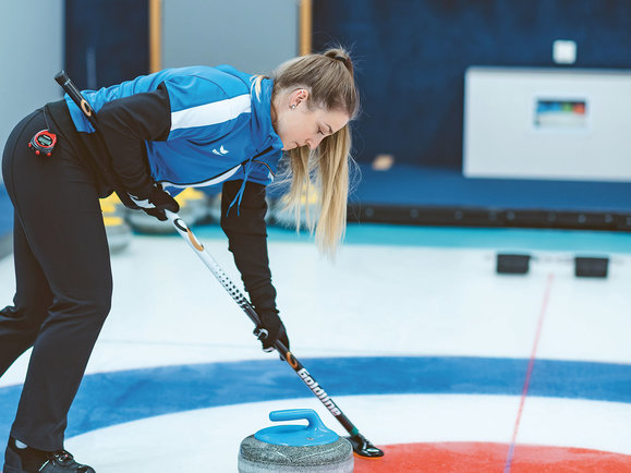 Curlingspielerin Selina Witschonke beim "putzen"