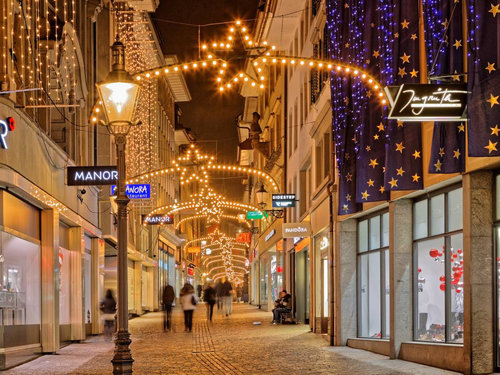 Neue Weihnachtseleuchtung in der Hertensteinstrasse und am Grendel in der Luzerner Altstadt: Die alten Lichter wurden ausgetauscht und erstrahlen dieeses Jahr erstmals in neuem Glanz.
