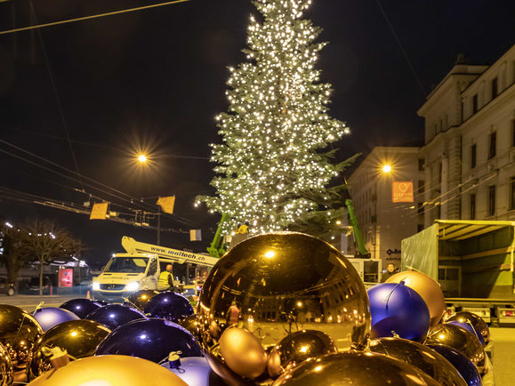 Erstmals offerieren ewl und Migros Luzern zusammen den traditionellen Weihnachtsbaum am Schweizerhofquai. Eine komplett neue LED-Beleuchtung, neue Christbaumkugeln und ein Baum aus einem Wald bei Wolhusen. Impressionen der nächtichen Baumschmuckaktion.
