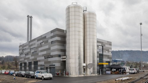 Die Fernwaerme Luzern AG hat heute im Littauerboden eine neue Energiezentrale in Betrieb genommen. Mit der Inbetriebnahme wird neu Abwaerme des Walzwerks der Swiss Steel in das Fernwaermenetz Emmen Luzern eingespeist. Die Energiezentrale dient als Knotenpu