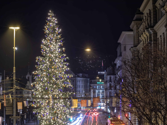Erstmals offerieren ewl und Migros Luzern zusammen den traditionellen Weihnachtsbaum am Schweizerhofquai. Eine komplett neue LED-Beleuchtung, neue Christbaumkugeln und ein Baum aus einem Wald bei Wolhusen. Impressionen der ersten Illumination.