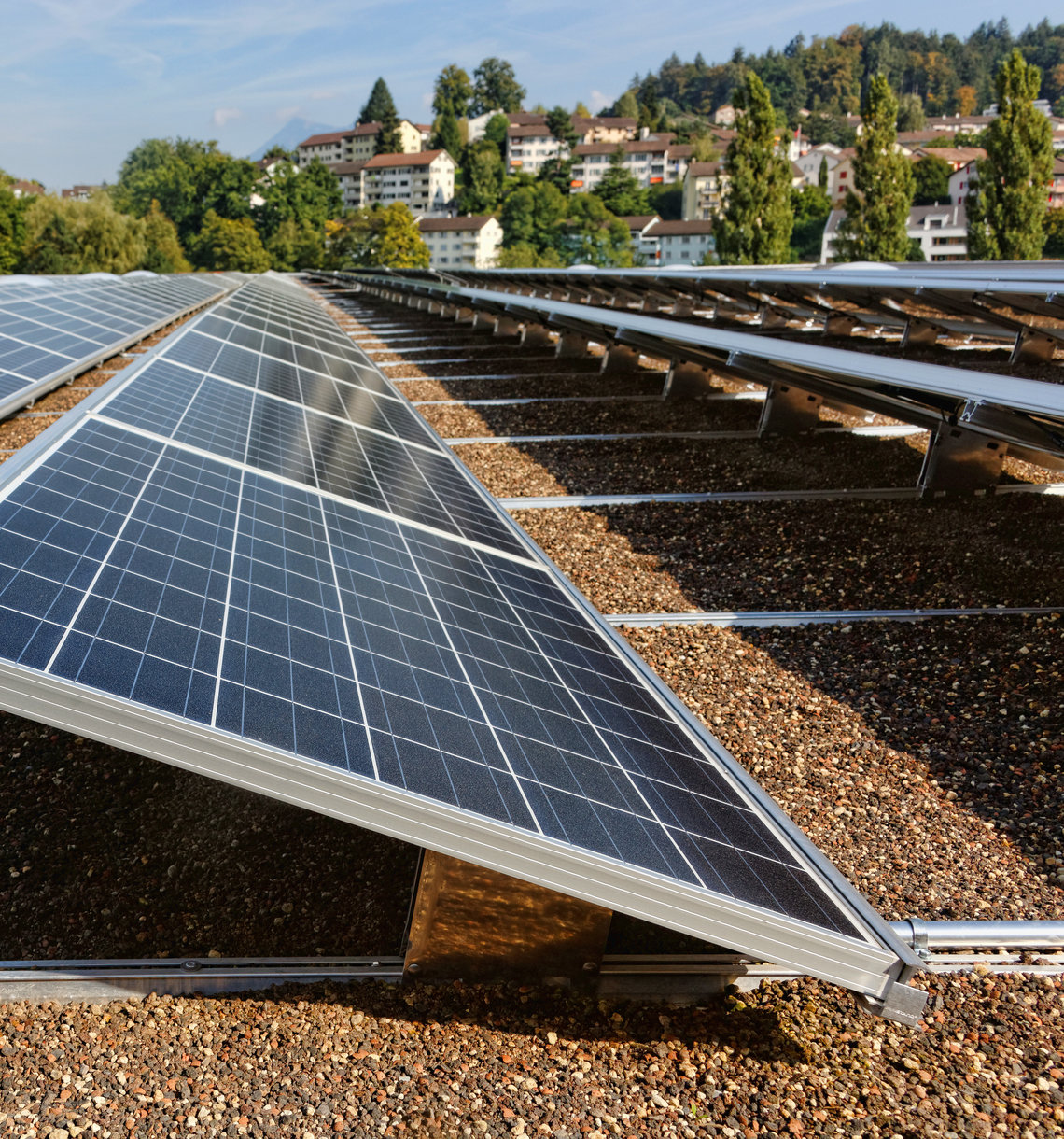 Stephan Marty, CEO EWL und Markus Lauber, Leiter Messen und Mitglied der Geschaeftsleitung Messe Luzern besichtigen die neue Photovoltaikanlage auf dem Dach der neue Messehalle Luzern.