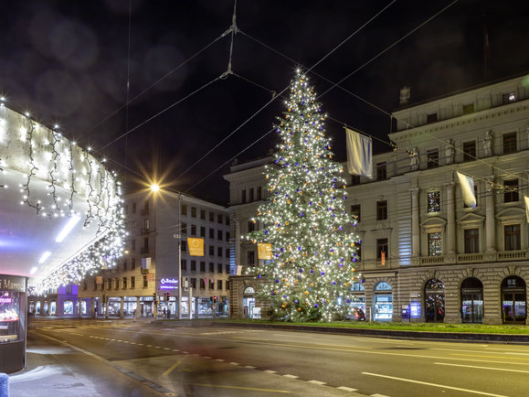 Erstmals offerieren ewl und Migros Luzern zusammen den traditionellen Weihnachtsbaum am Schweizerhofquai. Eine komplett neue LED-Beleuchtung, neue Christbaumkugeln und ein Baum aus einem Wald bei Wolhusen. Impressionen der ersten Illumination.