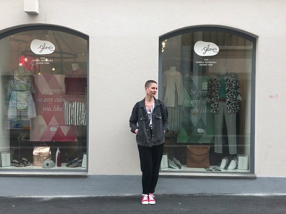 Geschäftsführerin Rebekka Sommerhalder vor dem Ladenlokal in Luzern