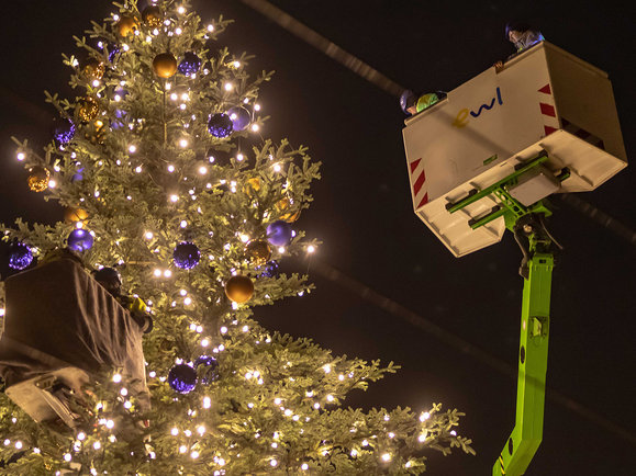 Erstmals offerieren ewl und Migros Luzern zusammen den traditionellen Weihnachtsbaum am Schweizerhofquai. Eine komplett neue LED-Beleuchtung, neue Christbaumkugeln und ein Baum aus einem Wald bei Wolhusen. Impressionen der nächtichen Baumschmuckaktion.